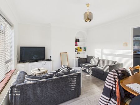 Rowan Close, Beaconsfield,HP9 - Photo 3