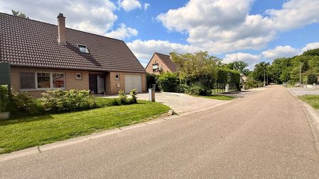 Ruime, instapklare gezinswoning met grote tuin te huur in Lanaken - Photo 2