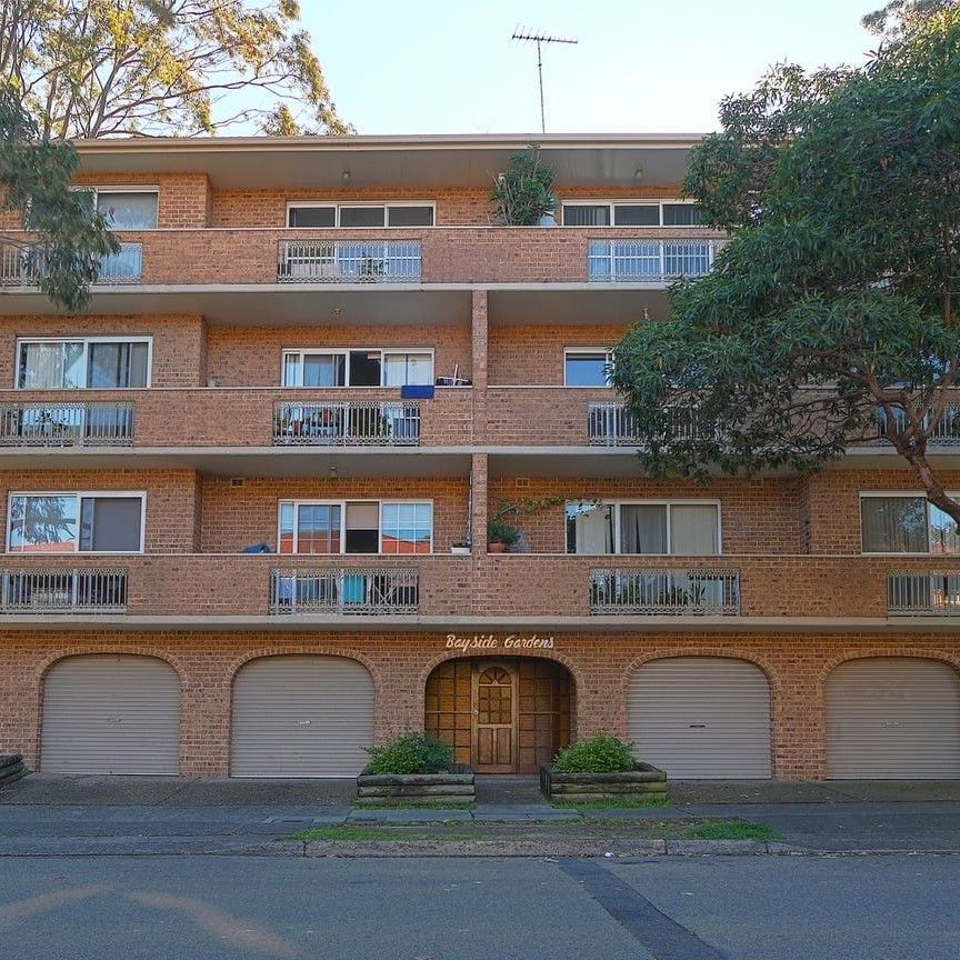 Bright Top-Floor Apartment in a Convenient Location - Photo 1