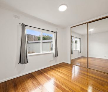 Freshly Painted, Spacious & Stylish Family Home in Prime Location - Photo 4