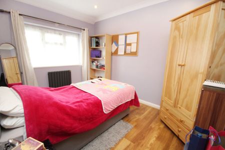 4 bedroom Property to rent - Photo 2