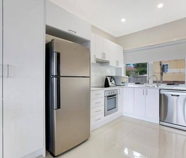 Near New 3 bedroom townhouse - Photo 2