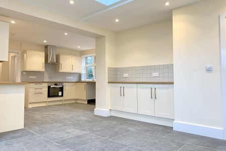 4 bedroom detached house to rent - Photo 3