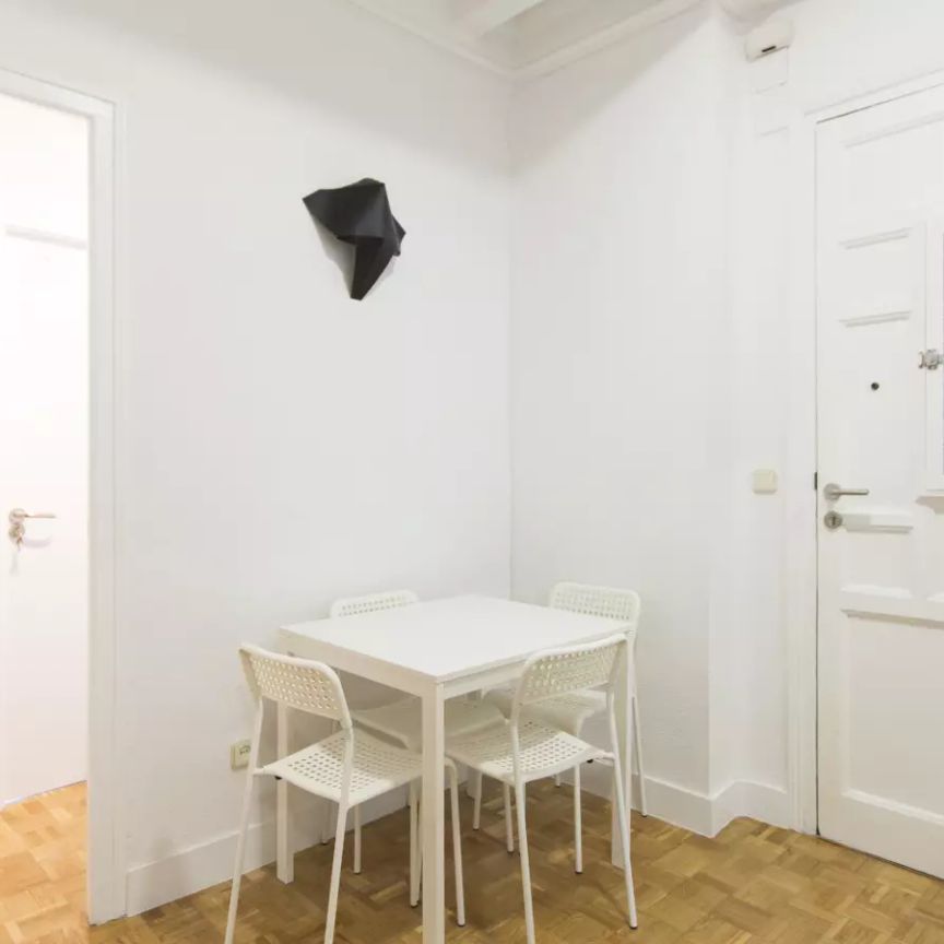 Room in a shared 7-bedroom apartment for rent in Arapiles, professionals and students only - Photo 1