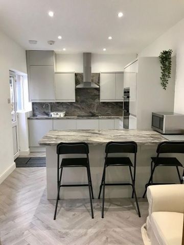 5 bedroom semi-detached house to rent - Photo 3