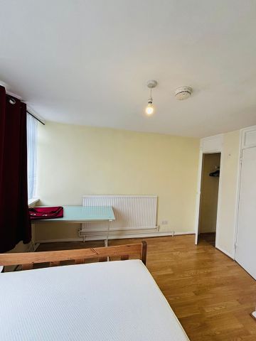 Room in a Shared Flat, Couples Allowed, SW8 - Photo 2