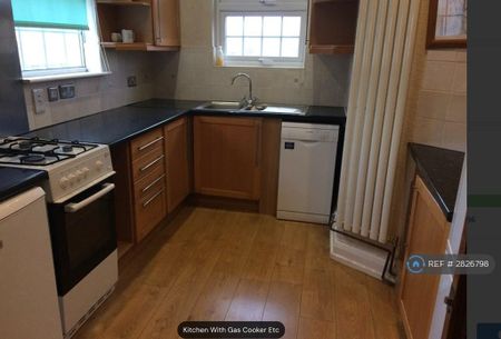 4 bedroom semi-detached house to rent - Photo 4