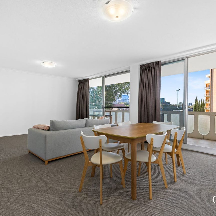 Spacious three bedroom apartment in desirable location - Photo 1