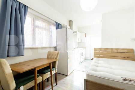 Inclusive of council tax, gas and water, this self contained studio benefits from a private kitchen and bathroom as well as direct access to the rear garden - Photo 3