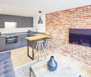 Golden Lion Bank - Photo 2