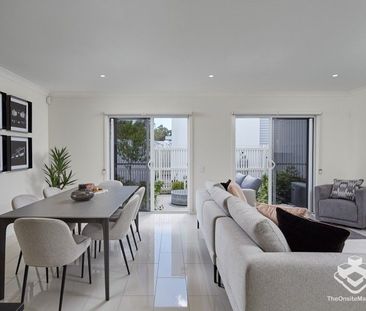 Elegant Townhouse With Air Conditioning Throughout - Photo 2