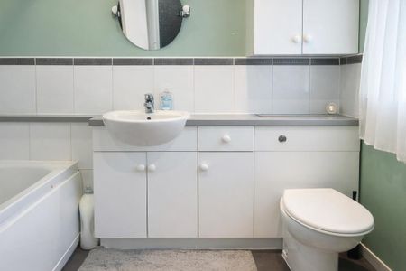 1 bedroom in a house share to rent - Photo 2