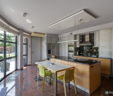 GELIJKVLOERS APPARTEMENT MET TUIN EN TWEE SLAAPKAMERS NABIJ HET STA... - Foto 4