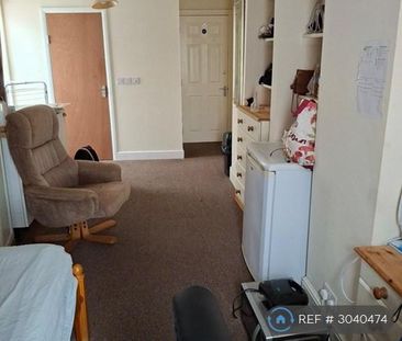 1 bedroom in a house share to rent - Photo 2