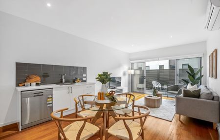 Spacious Two-Bedroom Design with Private Bathrooms - Photo 3