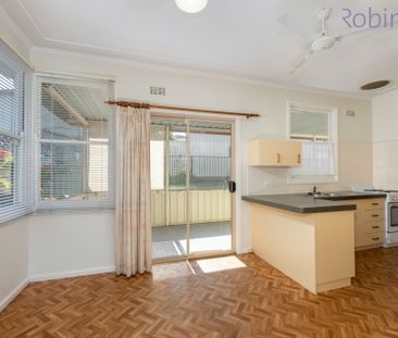 Air conditioned three bedroom house with single garage - Photo 3