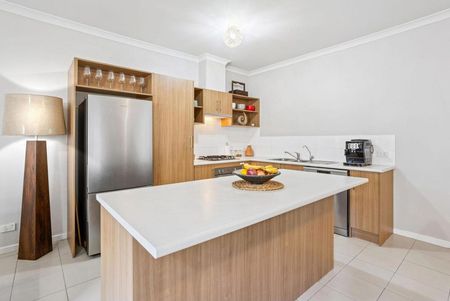 WELL PRESENTED THREE BEDROOM TOWNHOUSE - Photo 3