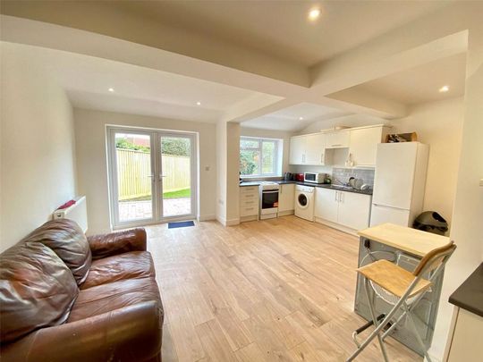 9 bedroom semi-detached house to rent - Photo 1