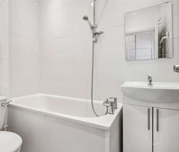 A self-contained studio situated on the raised ground floor of a pe... - Photo 6