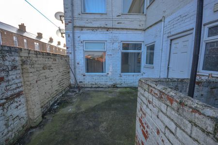 2 bed flat to rent in Osborne Avenue, South Shields, NE33 - Photo 2