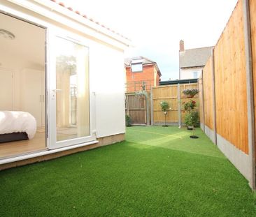 Riverview Gardens, Twickenham - Photo 2