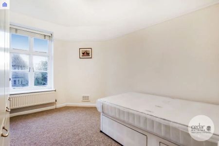 3 bedroom flat in Golders Green - Photo 2