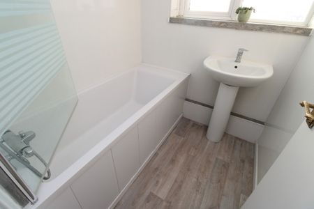 To Let 2 Bed Flat - Photo 3