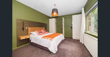 Spacious Three-Bedroom Home with Courtyard and Modern Comforts - Photo 4