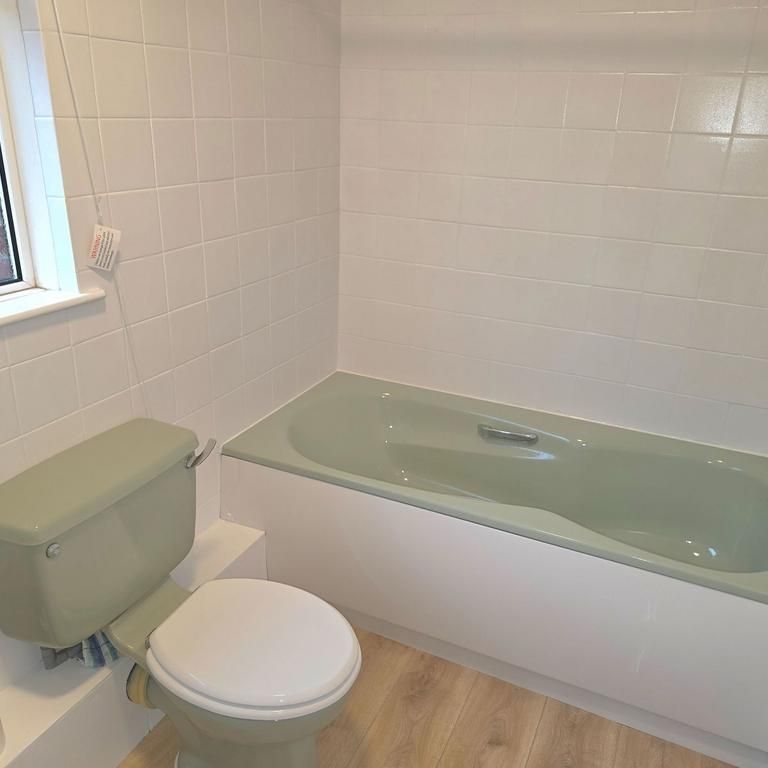 3 bedroom semi-detached bungalow to rent - Photo 1