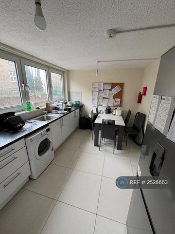 1 bedroom in a flat share to rent - Photo 5
