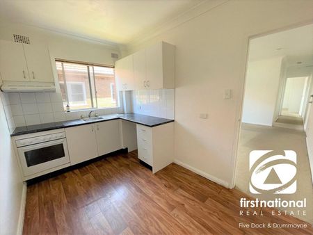 SPACIOUS 1 BEDROOM UNIT, BALCONY + CAR SPACE - Photo 3
