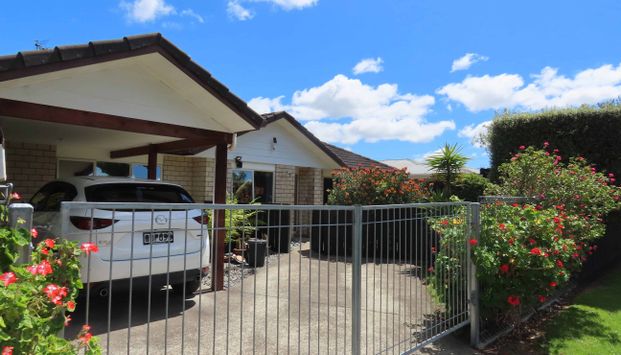 Comfortable Family Home close to everything - Photo 1