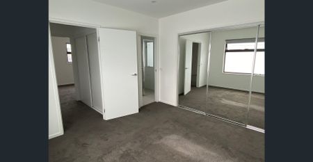 “Modern & Spacious“ - Photo 4