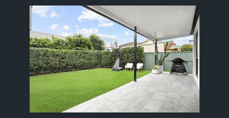 Modern Family Home - Photo 3