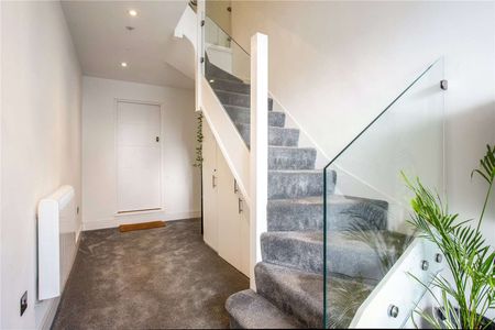 An immaculately presented, spacious ground floor studio apartment with courtyard garden. - Photo 3