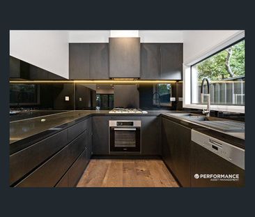 Stylish Townhouse with Premium Finishes in a Prime Location - Photo 5