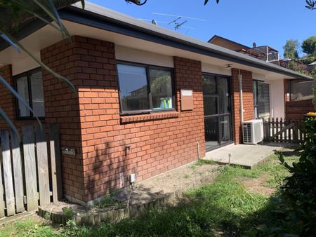 Modern unit close to town and hospital! - Photo 5