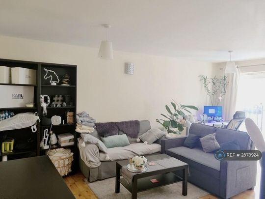 1 bedroom in a flat share to rent - Photo 1