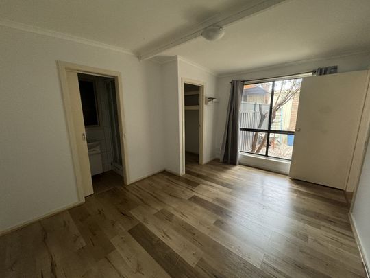 Charming 1-Bedroom House in Altona Meadows - WATER USUAGE BILL INCLUDED - Photo 1