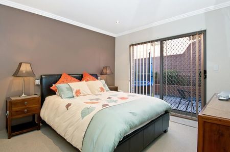 STYLISH & SPACIOUS GROUND FLOOR APARTMENT - Photo 4