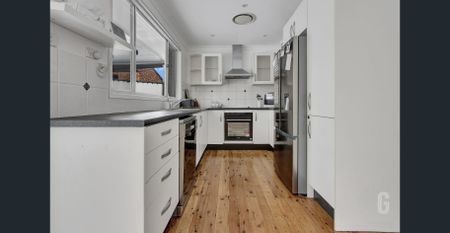 Family Home With Pool - Photo 4