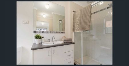 Cosy Family Home in a Prime Craigieburn Location - Photo 4