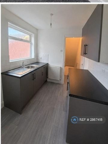 3 bedroom flat to rent - Photo 3