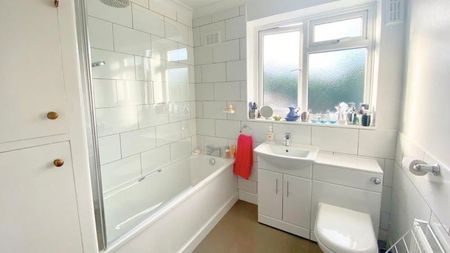 Room in a Shared House, South Park Crescent, SE6 - Photo 2