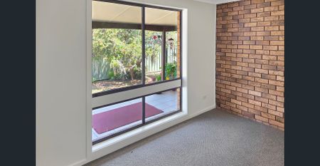 Spacious 2-Bedroom Villa – Freshly Updated & Conveniently Located - Photo 2