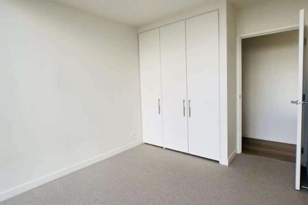 Modern 2-Bedroom, 2-Bathroom Apartment for Rent in Prime Melbourne Location - Photo 4