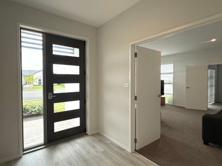 Executive Family Home - Exceptional, Stylish & Triple Living - Photo 5