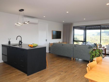 BRAND SPANKING NEW! - Photo 3