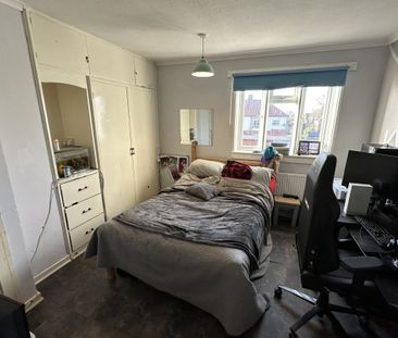 Sutton Crescent - Photo 2