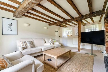 Character two bedroom cottage in favoured village - Photo 4